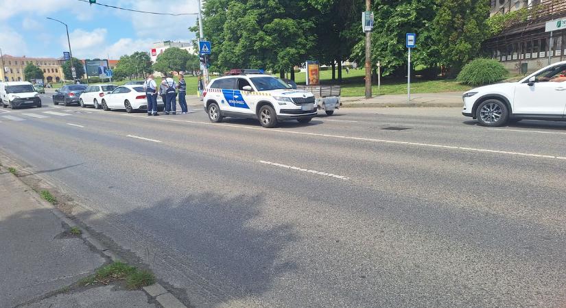 Hatalmas dugó alakult ki a Zsolnay Vilmos utcában baleset miatt