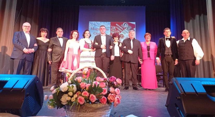 Gálaműsorral ünnepelte jubilálását a Debreceni Magyarnóta Egyesület