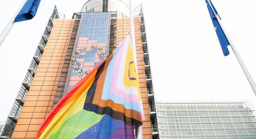 Von der Leyen a homofóbia, transzfóbia és bifóbia elleni nemzetközi napot ünnepli