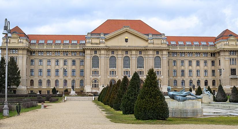 Megújulhat a Debreceni Egyetem főépülete előtti park