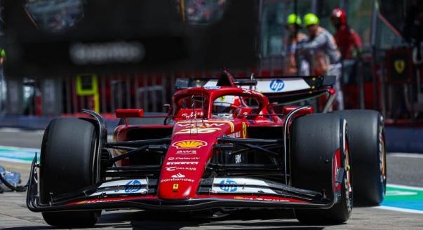 Leclerc-vezetéssel és hibákkal indult az imolai F1-es hétvége