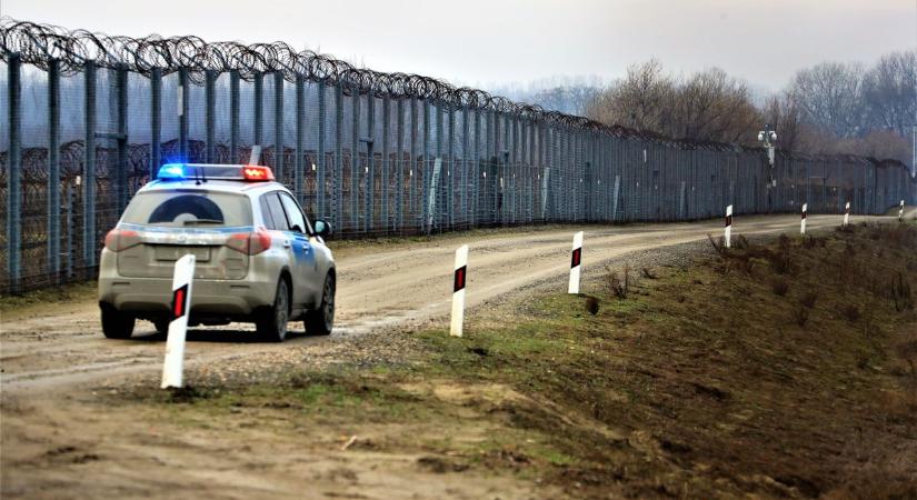 Csaknem 40 migránst állítottak meg a határkerítésnél