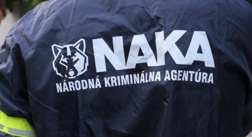 A NAKA eljárást indított a férfi ellen, aki halálosan megfenyegette Šutaj Eštokot és Glückot