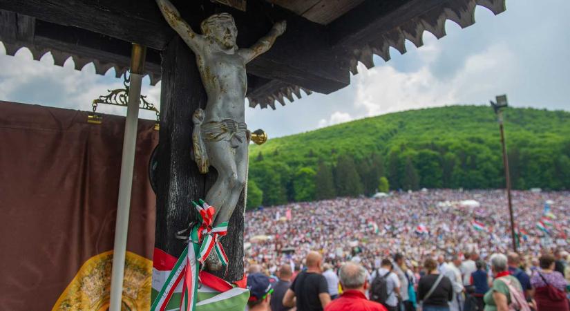 Százezreket várnak a pünkösdi szertartásokra