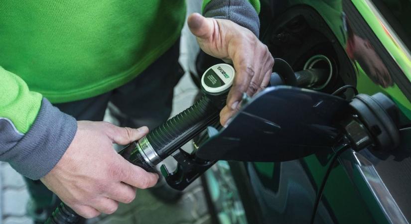 Üzemanyag: hétfőtől újabb árcsökkentést hirdettek meg a kereskedők – 600 forintos lélektani határnál a benzin és a dízel