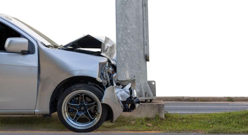 Oszlopnak csapódott egy autó Tiszaföldvár és Mezőtúr között