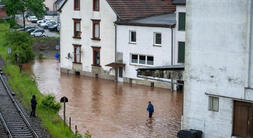 Nemcsak nálunk tombolnak a viharok – Németország nyugati részén ítéletidő csapott le, rendkívüli állapotot hirdettek – fotók, videók