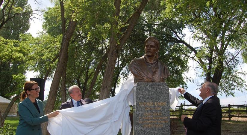 Yunus Emre szúfi költő tiszteletére avattak szobrot a Hungarikum Ligetben