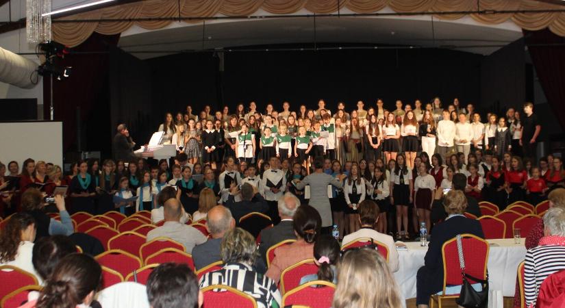 A közös éneklés öröme az érsekújvári Vox Iuventutis országos kórustalálkozón Érsekújvárban