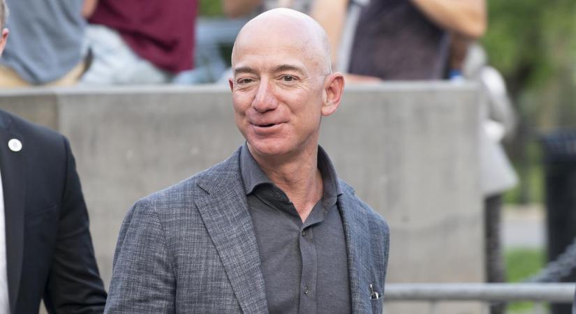 Milliókat keresnek az imitátorok – Az egykori villanyszerelő hatalmas karriert fut be Jeff Bezos hasonmásaként