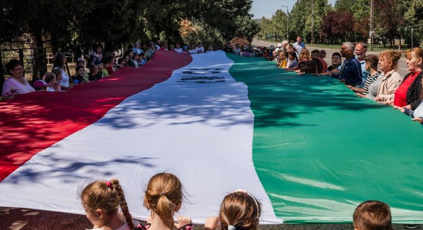 Rekord méretű zászlóval várta Encs a Tour de Hongrie-t