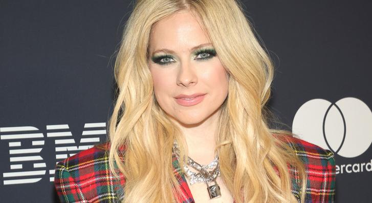 Avril Lavigne reagált az évek óta terjedó konteóra, miszerint hasonmása vette át a helyét