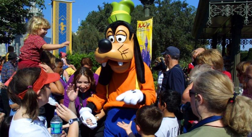 Egy nagymama molesztálta Goofyt a Disney Worldben