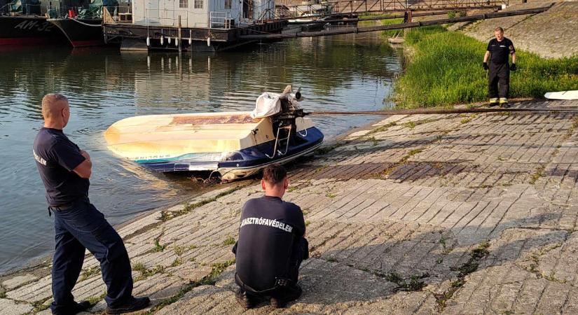 Sokkoló fotók: kiemelték a Dunából a verőcei tragédiában elsüllyedt motorcsónakot.