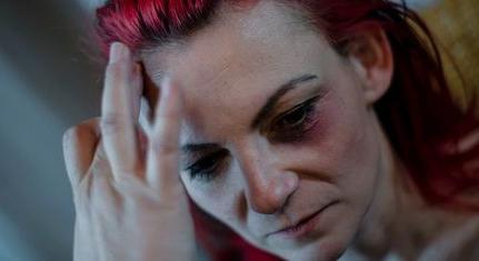 Családon belüli erőszak: brutálisan megverték az énekesnőt a filmvásznon