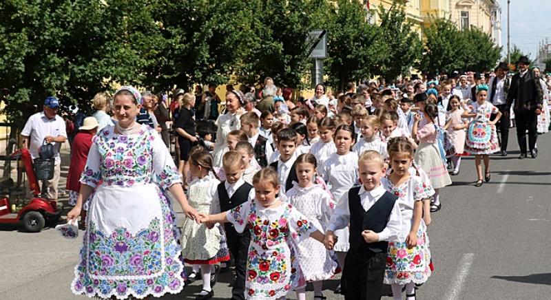 Néptáncegyüttesek színpompás felvonulása és gálaműsora pünkösdvasárnap Kalocsán