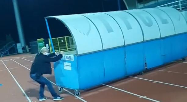 Pusztító szél: a tatabányai stadionban még a kispadot is elvitte (videó)