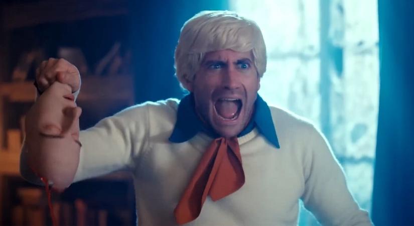 Jake Gyllenhaal Scooby-Doo-videóban ripacskodik és letépi valaki arcát