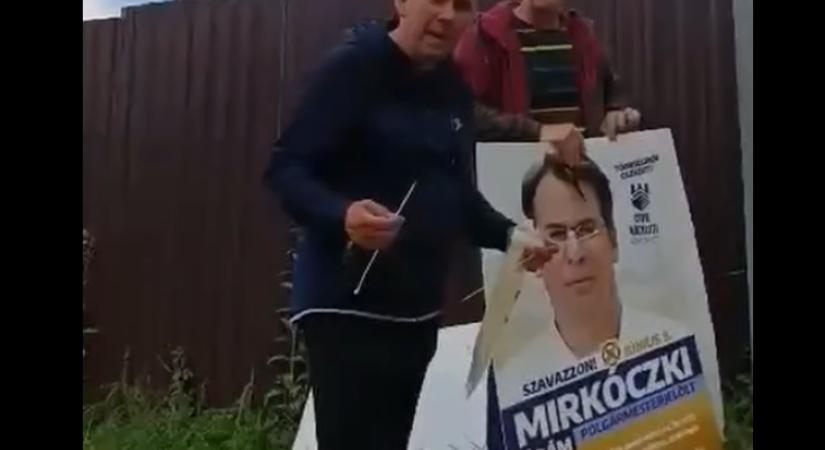 Spisák György aljegyző a hivatali pártatlanságot odadobva plakátol Mirkóczki Ádámnak