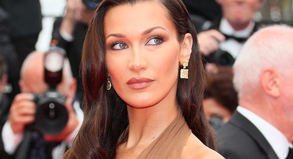 Bella Hadid melltartó nélkül, átlátszó ruhában hódított a vörös szőnyegen - galéria