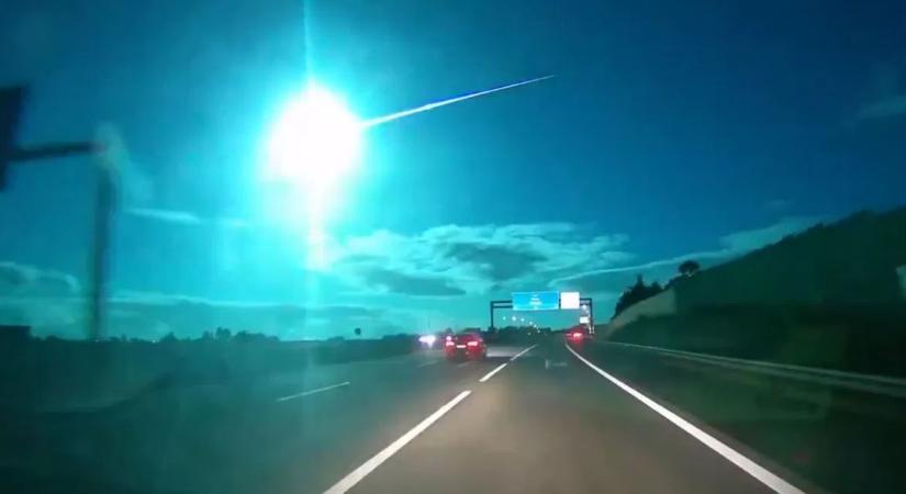 Kékre változtatta az éjszakai égboltot a portugál üstökös