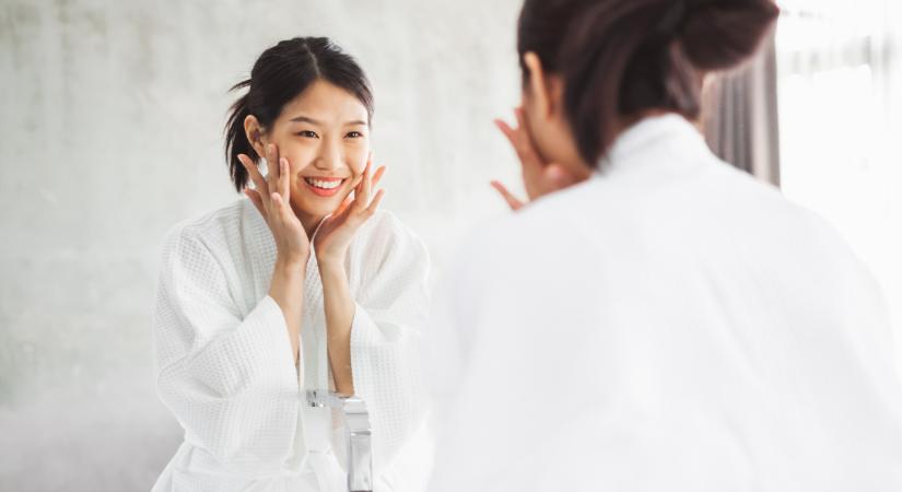 A koreai nők ragyogó arcbőrének titka a jól felépített rutin: 6 praktika, amihez ragaszkodnak