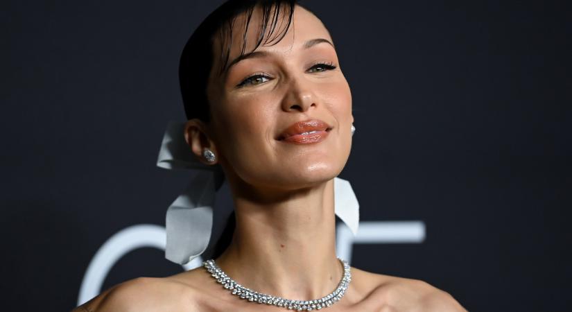 Bella Hadid áttetsző ruhában lejtett végig a cannes-i vörös szőnyegen - Fotók