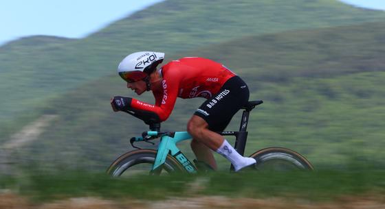 Törött lábbal tekert be a Giro céljába egy bringás, miután belezuhant egy szakadékba