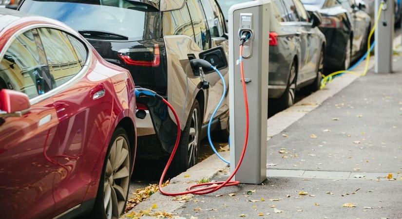 Terjed az elektromobilitás: már minden huszadik, forgalomba helyezett autó elektromos