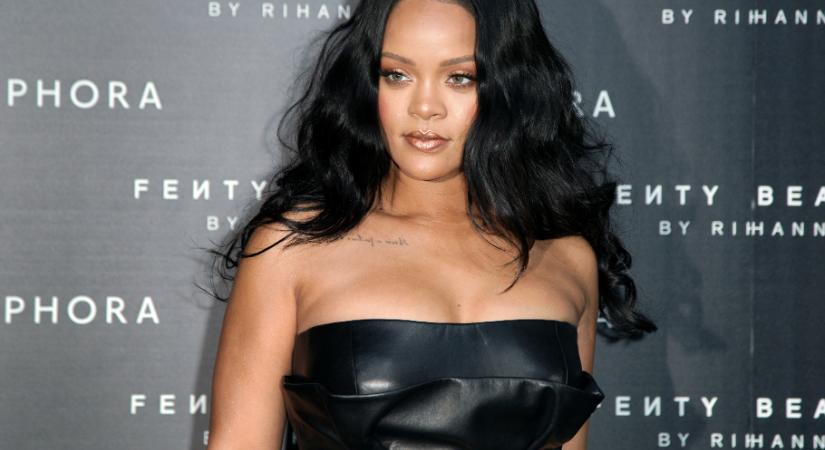 Rihanna zoknicipőjéről beszél mindenki
