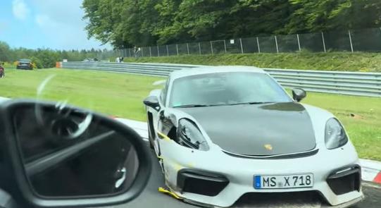 Megint rosszul sült el egy nürburgringi pályanap, több sportautó is összetört – videó