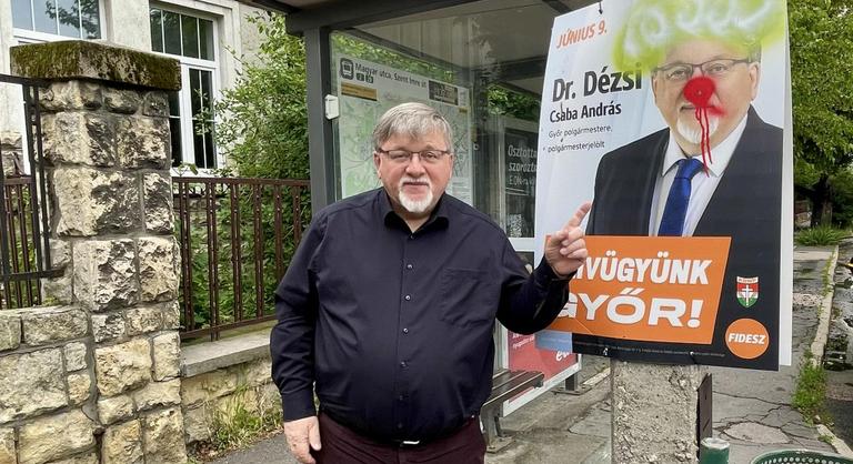 Győr polgármestere a saját bohócos képe mellett pózolt