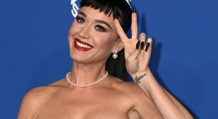 Katy Perry elbúcsúzott az American Idoltól, egy komplett stáb cipelte be elképesztő ruháját a fináléra
