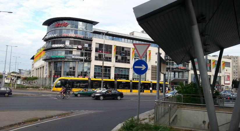 Új gyalogátkelőhely épül az Örs vezér téri HÉV-állomás és az Árkád bevásárlóközpont között