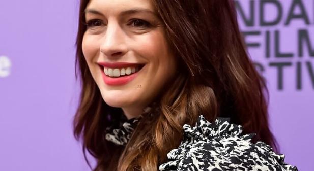 Anne Hathaway nyárias fehér ruhában tündökölt Rómában