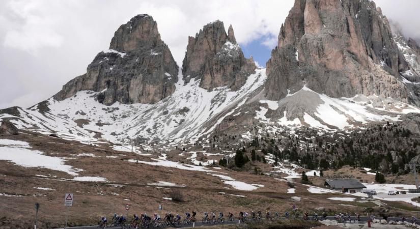 A Giro d'Italia mezőnye a Sella-hágónál