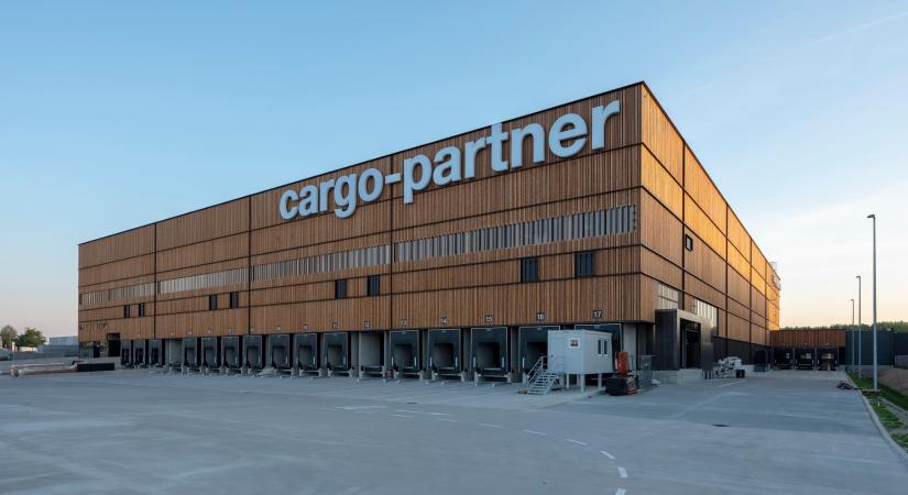 Iparágak széles skálájához biztosít egyedi raktármegoldásokat a cargo-partner