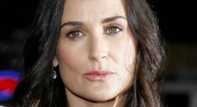 Demi Moore a kamerák előtt vált meg a ruháitól: a világsztár 61 évesen vetkőzött anyaszült meztelenre