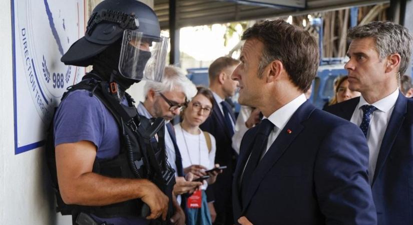 Macron a helyszínen próbálja megállítani a halálos zavargásokat