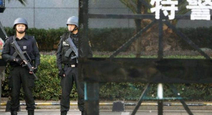 Kínában egy nő halálra késelt két embert egy iskolában, további 10 megsebesült