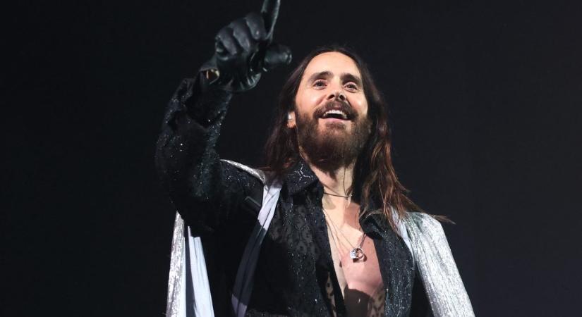 Törőcsik Mari nercbundáját és Jared Leto aláírását is árverésre bocsátják