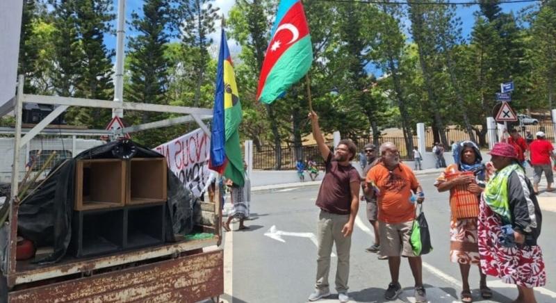 Hogy kerül azeri zászló a csendes-óceáni zavargások középpontjába?
