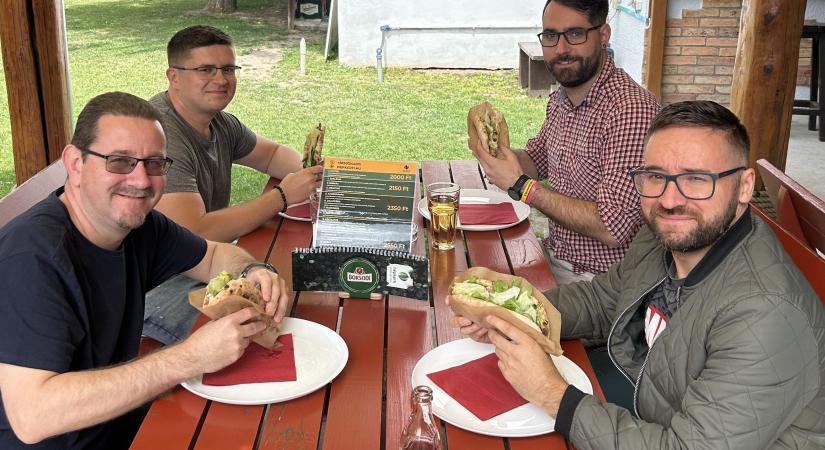 Újabb gasztro-forradalom Vásárhelyen, a Népkertiben: Kövön sült pizza-szendvics, ezt ki ne hagyd!