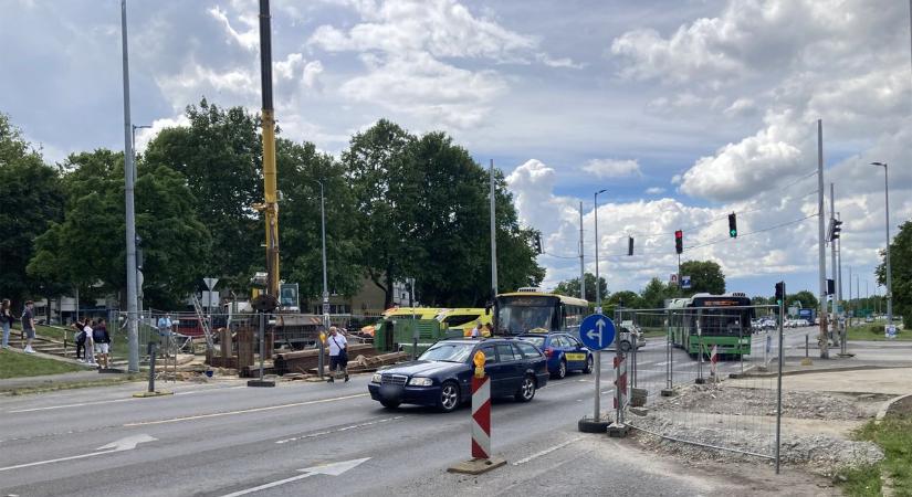 Több mentő és rendőr is kiérkezett a Lahti utcai kereszteződéshez