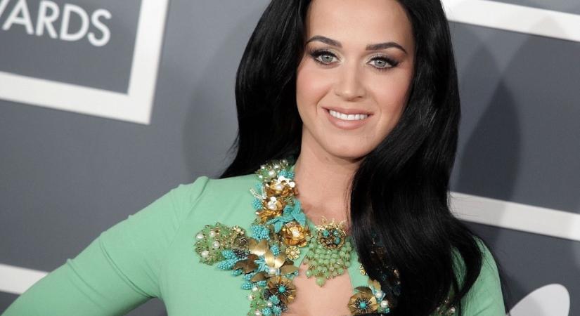 Videón, ahogy Katy Perry pizzát dob a nézők közé, kiakadtak a követői