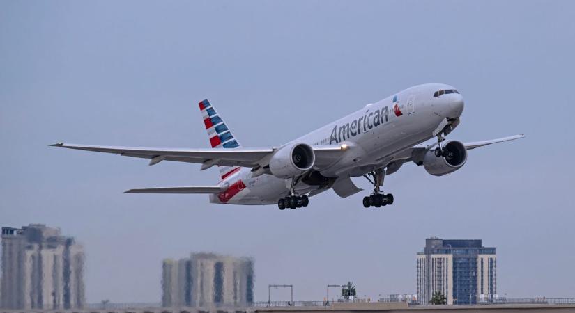 Kilencéves kislányt hibáztat a repülőtársaság, miután levideózták, amint a repülőn a vécét használja