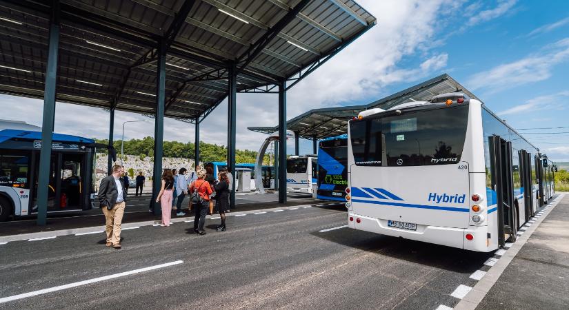 Elektromos gyorstöltőkkel ellátott buszvégállomást adtak át Marosvásárhelyen