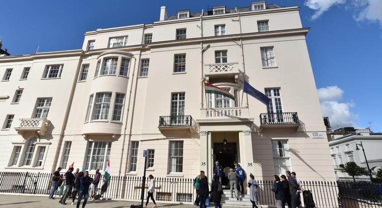 A magyar nagykövetség 625 millió forintnyi dugódíjjal tartozik Londonban
