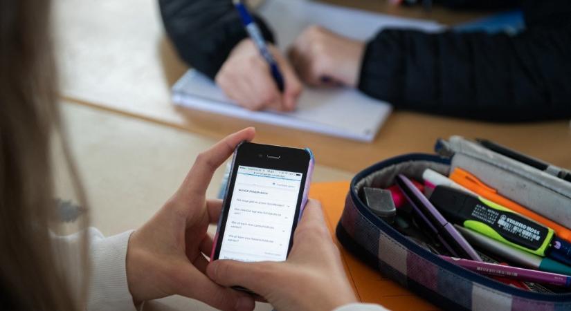 Az igazgatók az iskolán kívül is tiltanák 14 év alatt a mobiltelefont Angliában