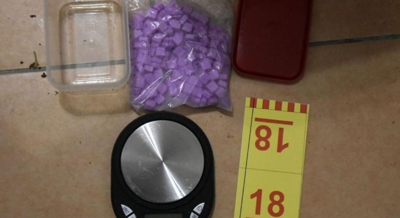 Fehér port, lila tablettát rejtett a férfi zsebe, lekapcsolták a rendőrök